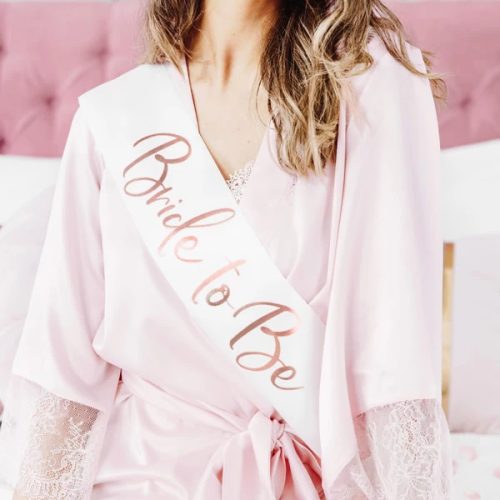 VÁLLSZALAG FEHÉR, ROSE GOLD BETŰKKEL, BRIDE TO BE, 75CM