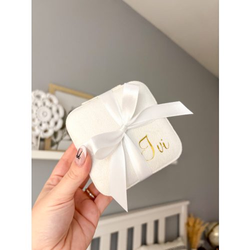 Bársony ékszerdoboz 10x10 cm, névvel, többféle 