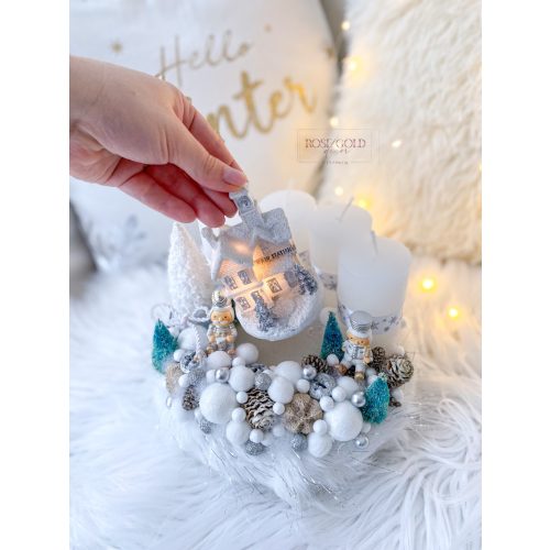 Fehér diótörős LED házikós adventi koszorú 24 cm