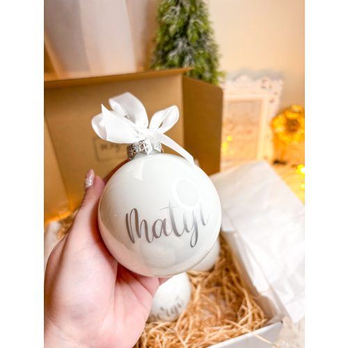 WINTER WHITE - Karácsonyi gömb (névre szóló, egyedi felirattal) 8 CM