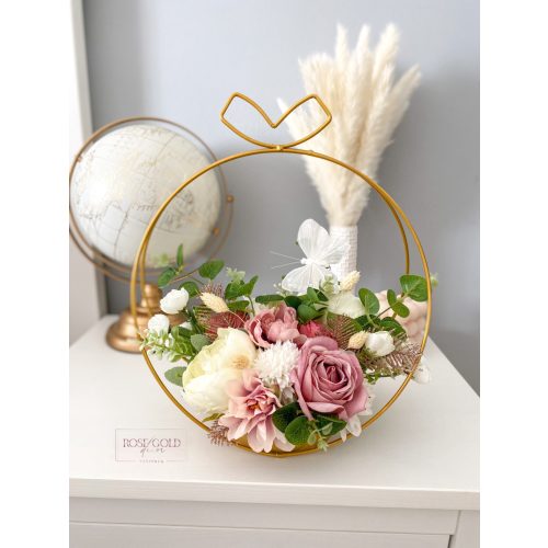 Arany karika kaspó, selyemvirágokkal és pillangóval, 25 cm