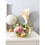 Arany karika kaspó, selyemvirágokkal és pillangóval, 25 cm - SZÜLŐKÖSZÖNTŐ AJÁNDÉK