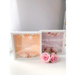 Plexis virágos képkeret, egyedi felirattal 25x25 cm - SZÜLŐKÖSZÖNTŐ AJÁNDÉK 