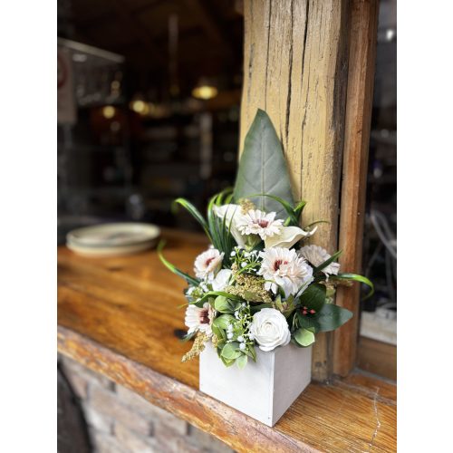 Krém színű asztali virág dekoráció 30-35 cm magas - BÉRELHETŐ VESZPRÉMBEN