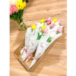 Nőnapi/Anyák napi/Pedagógus ajándék, 1 szál tulipán díszcsomagolásban, matricával