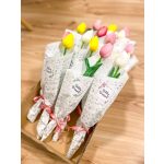 Nőnapi/Anyák napi/Pedagógus ajándék, 1 szál tulipán díszcsomagolásban, matricával