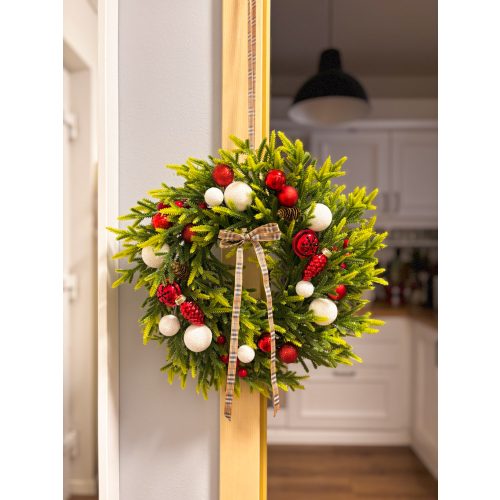 Műfenyő alapon, fehér-piros klasszikus ajtókopogtató 28 cm