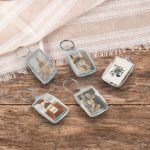 Köszönetajándék - Kulcstartó egyedi grafikával, esküvőre 