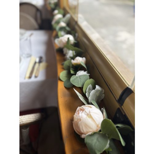 Eukaliptusz girland, penóniákkal (barack/fehér)  1 méter - BÉRELHETŐ VESZPRÉMBEN