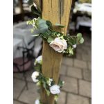 Eukaliptusz girland, penóniákkal (barack/fehér)  1 méter - BÉRELHETŐ VESZPRÉMBEN