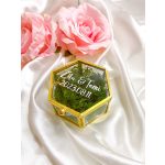 HEXAGON Üveg arany gyűrűtartó, mohával és egyedi felirattal