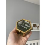 HEXAGON Üveg arany gyűrűtartó, mohával és egyedi felirattal
