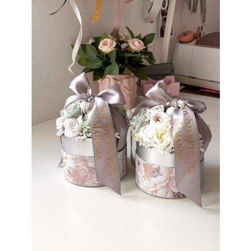 Mini Selyemvirág box - EGYEDI szalaggal 12 cm - SZÜLŐKÖSZÖNTŐ AJÁNDÉK (MEGÚJULT)